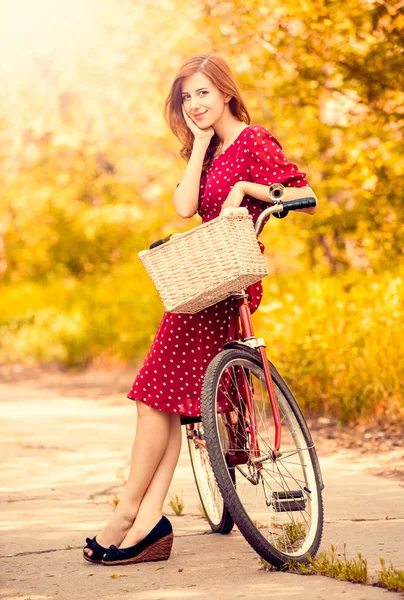 Piękna dziewczyna z rowerem na wsi. — Zdjęcie stockowe