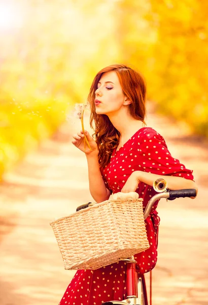 Mooi meisje met fiets op platteland. Vintage. — Stockfoto