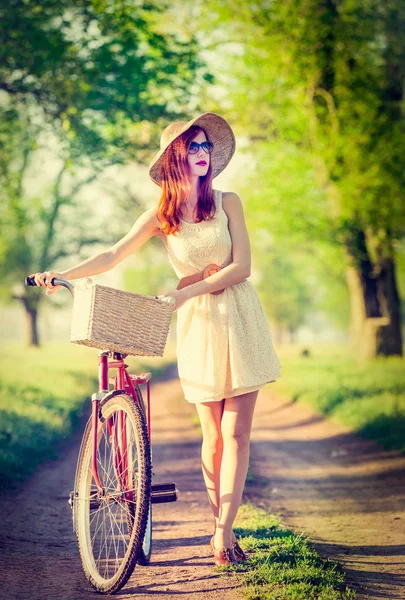 Meisje op een fiets op het platteland — Stockfoto