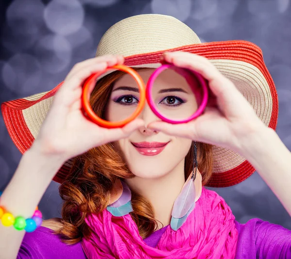 Vacker rödhårig flicka i hatt på bokeh bakgrund — Stockfoto