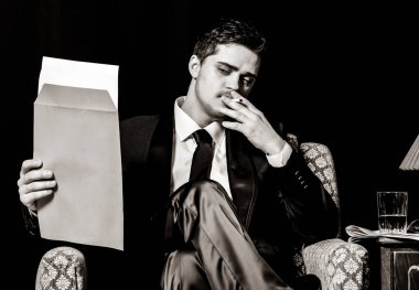 dosya vintage koltukta oturan adam