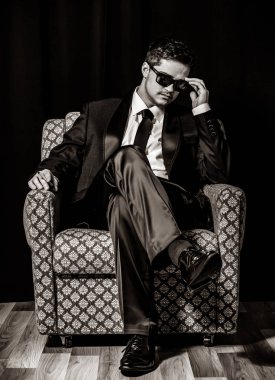 Sigara vintage koltukta oturan adam