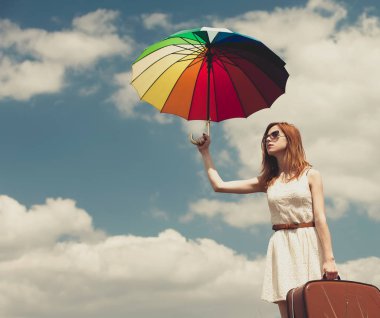şemsiye ve bavul adlı açık olan güzel kızıl saçlı kız.