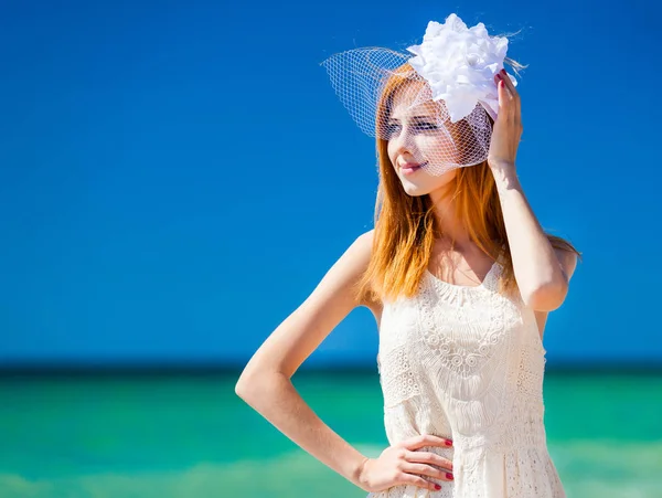 Junge Braut am Strand — Stockfoto