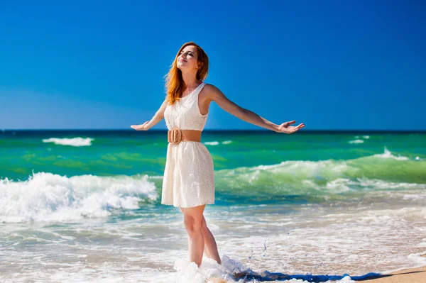 Chica pelirroja joven en la playa . — Foto de Stock