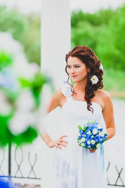 年轻的新娘与鲜花花束的肖像. — 图库照片