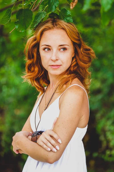 Redhead girl in the park. — Stock Photo, Image