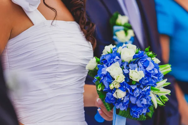 Casamento casal com buquê — Fotografia de Stock