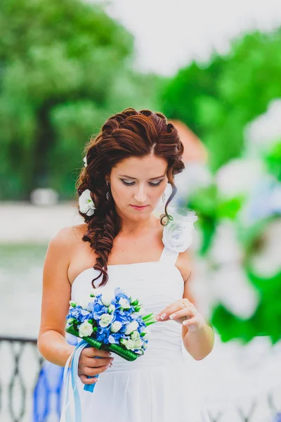 Retrato de novia joven con ramo de flores . —  Fotos de Stock