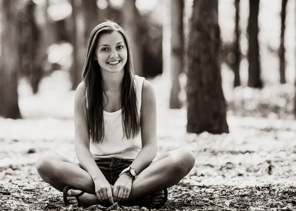 Sorridente ragazza felice nel parco di autunno — Foto Stock