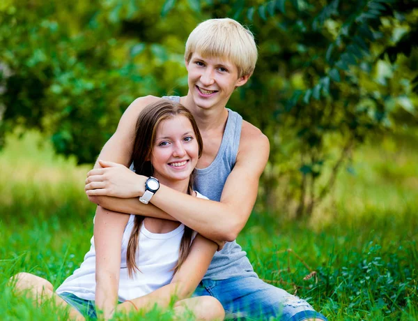 Jeune couple adolescent dans un parc verdoyant . — Photo