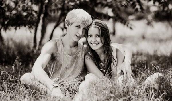 Giovane coppia adolescente nel parco verde . — Foto Stock