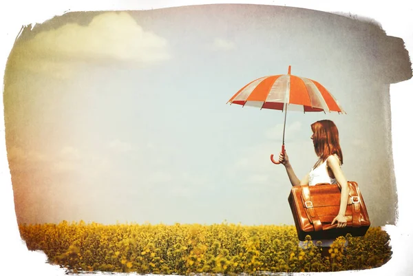 Encantadora pelirroja con paraguas y maleta en violador de primavera —  Fotos de Stock