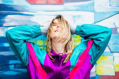 90'lı yılların ceketli genç kadın stil