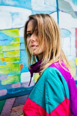 90'lı yılların ceketli genç kadın stil