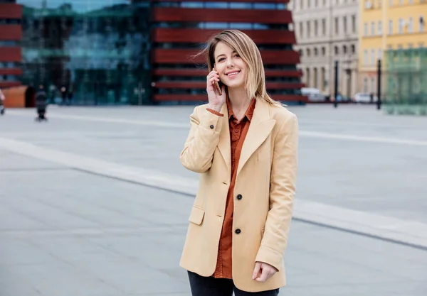 Młoda Kobieta Rozmawia Przez Telefon Placu Nowoczesnym Budynku Zewnątrz — Zdjęcie stockowe
