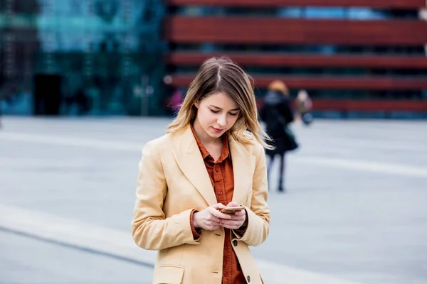 Młoda Kobieta Interesu Pisania Wiadomości Przez Telefon Placu Nowoczesnym Budynku — Zdjęcie stockowe