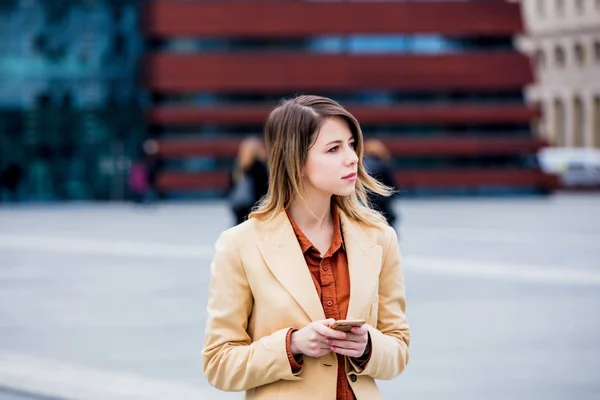 Jeune Femme Affaires Tapant Message Par Téléphone Sur Place Ville — Photo