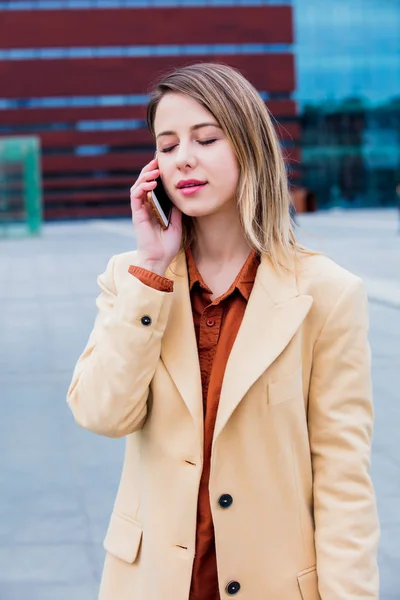 Jonge Zakenvrouw Praten Telefoon Het Stadsplein Met Modern Gebouw Buiten — Stockfoto