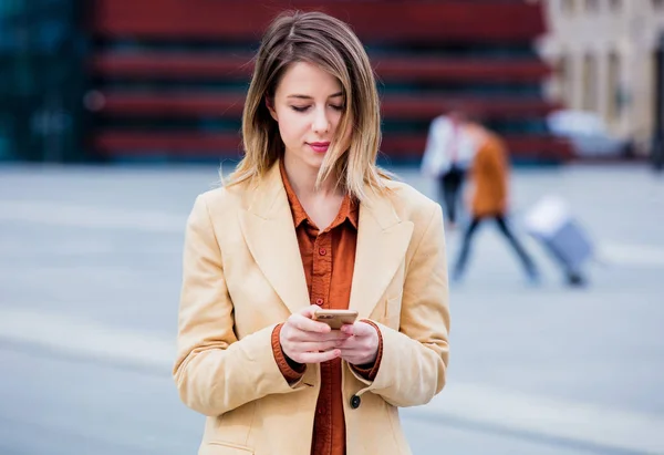 Ung Affärskvinna Att Skriva Meddelande Telefon City Square Med Modern — Stockfoto