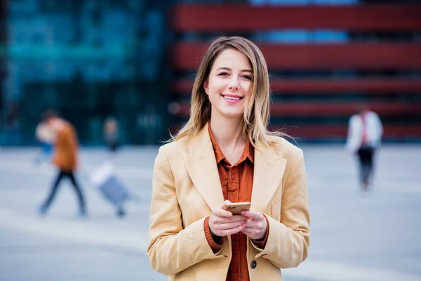 Young Businesswoman Typing Message Phone City Square Modern Building Outdoor — Stock Photo, Image