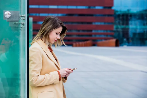 Young Businesswoman Typing Message Phone City Square Modern Building Outdoor — Stock Photo, Image