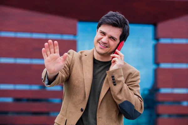 Jovem Empresário Conversando Por Telefone Praça Cidade Com Edifício Moderno — Fotografia de Stock