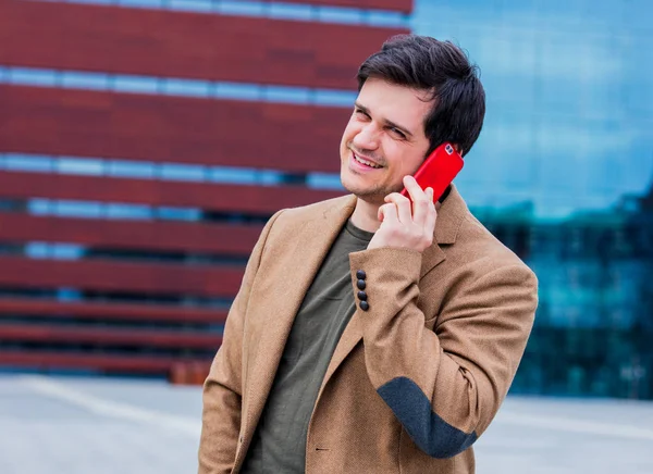 Giovane Uomo Affari Che Parla Telefono Sulla Piazza Della Città — Foto Stock