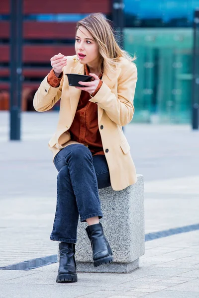 Jeune Femme Affaires Avec Salade Plein Air Urbaine Pause Café — Photo