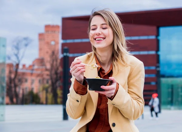 Ung Affärskvinna Med Sallad Urbana Staden Utomhus Fika Dags För — Stockfoto