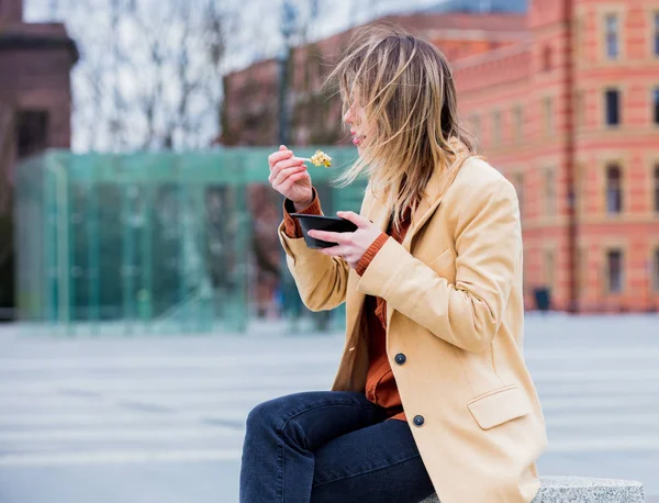 Young Businesswoman Salad Urban City Outdoor Coffee Break Time Dinner — Stock Photo, Image