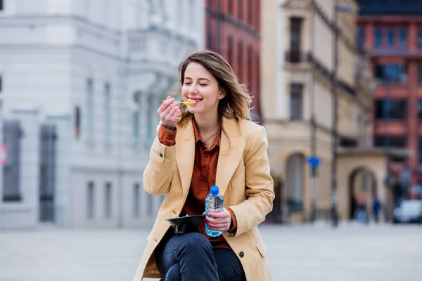 Jeune Femme Affaires Avec Salade Plein Air Urbaine Pause Café — Photo