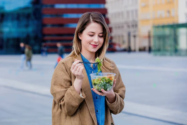 Joven Empresaria Con Ensalada Ciudad Urbana Aire Libre Hora Del —  Fotos de Stock