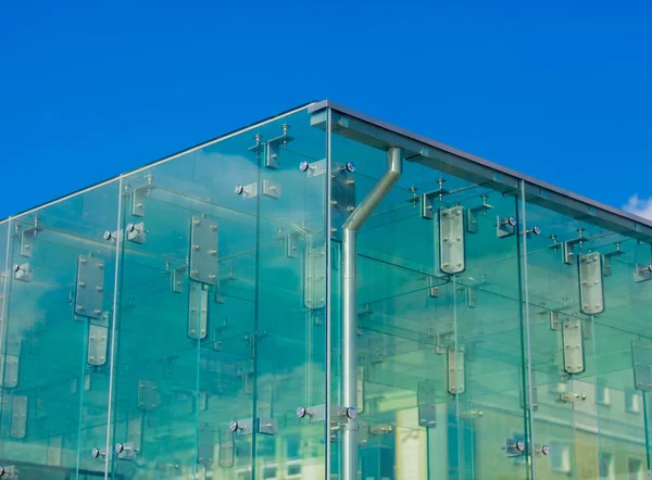 Detailní Pohled Roh Stěny Skla Budovy Modré Backgorund Slunečný Den — Stock fotografie