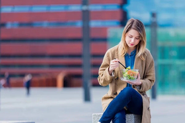 Ung Affärskvinna Med Sallad Urbana Staden Utomhus Fika Dags För — Stockfoto