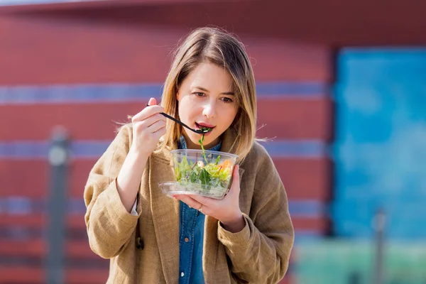 Giovane Donna Affari Con Insalata Città Urbana All Aperto Tempo — Foto Stock