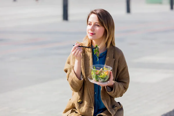 Joven Empresaria Con Ensalada Ciudad Urbana Aire Libre Hora Del —  Fotos de Stock