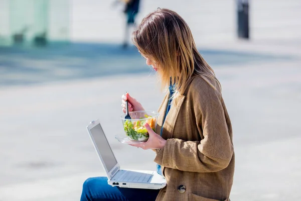 Joven Empresaria Comiendo Ensalada Trabajando Con Computadora Exterior Urbano Concepto —  Fotos de Stock