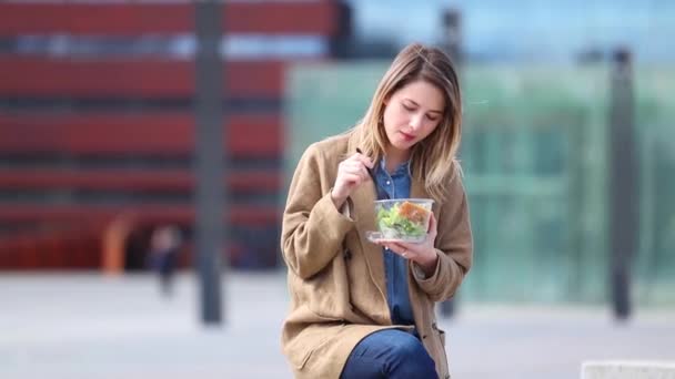 Młoda Kobieta Sałatką Miejskich Miasta Odkryty Przerwa Kawę Czas Obiad — Wideo stockowe