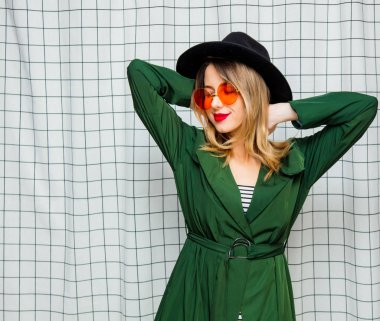 Genç kadın güneş gözlüğü ve 90s yeşil pelerini tarzı stili