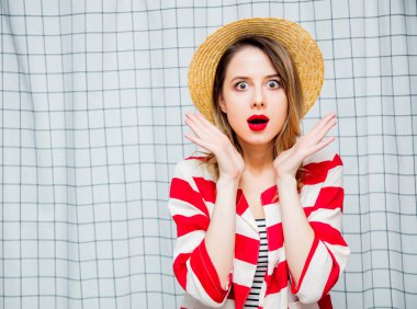 genç kadın şapka ve çizgili ceket şaşırttı 