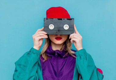 kadın kırmızı şapka, güneş gözlüğü ve 90s Vhs kaset ile takım elbise