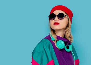 kadın kırmızı şapka, güneş gözlüğü ve 90s kulaklık ile takım elbise