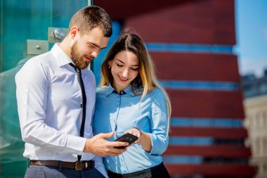 iş kadını ve işadamı ile bir iş planlama mobilephon