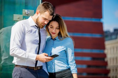 iş kadını ve işadamı ile bir iş planlama mobilephon