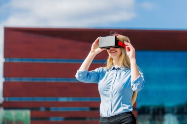 Vr gözlüklü genç iş kadını