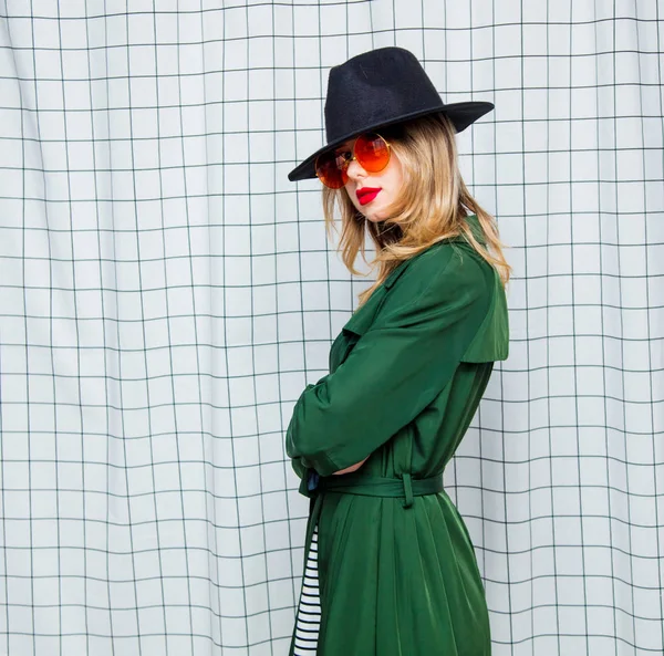 Mujer de estilo joven en gafas de sol y capa verde en estilo 90 —  Fotos de Stock
