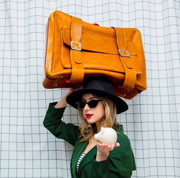 女人在帽子和绿色斗篷在90年代的风格与旅行手提箱 — 图库照片