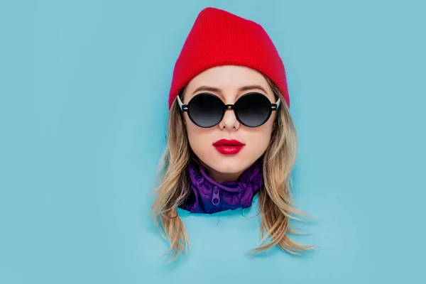Donna in cappello rosso, occhiali da sole e completo anni '90 — Foto Stock
