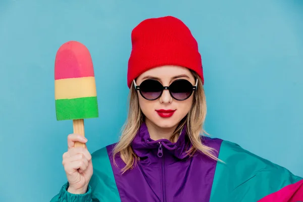 Vrouw in rode hoed, zonnebril en pak van de jaren 90 met speelgoed consumptie-ijs — Stockfoto